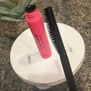 Head Kandy “The Stickler” To Tame Hair Flyaways